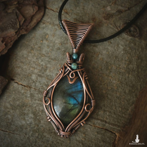 Wisiorek miedziany z labradorytem wire wrapping