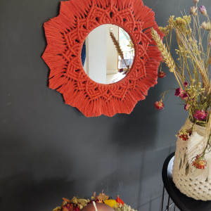 Mandala z lusterkiem w stylu Boho w kolorze koralowym