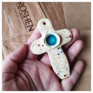 Krzyżyk z turkusowym oczkiem