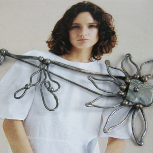 Duża broszka: Kwiat z agatem mszystym