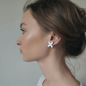 Kolekcja ''X'' małe kolczyki krzyż krzyżyk białe skóra naturalna