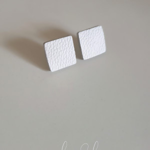 małe kolczyki białe kwadraty skóra naturalna minimalistyczne