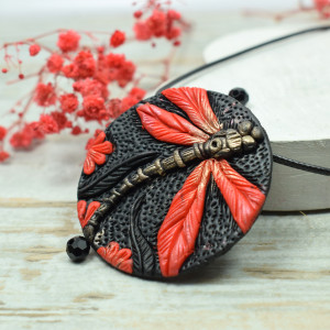 Wisiorek ważka - czerwony