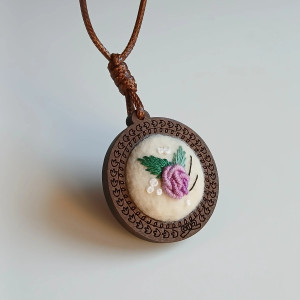 Ręcznie haftowany wisior "Luke".