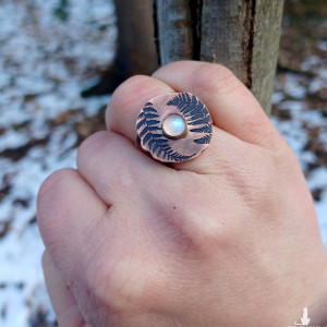 Miedziany pierścionek z paprotką i kamieniem księżycowym