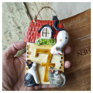 Szyld na drzwi z numerem i kotami