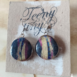 Leciutkie owalne kolczyki z drewna i żywicy