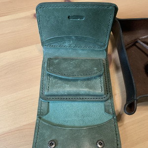 Zielony portfel na bilon i karty ze skóry ręcznie uszyty.