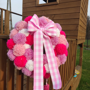 Wianek dekoracyjny z pomponami