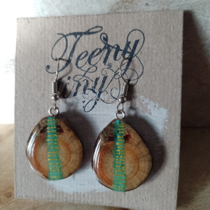 Drewno i zywica- kolczyki z plasterków sosny. Lekkie, unikatowe, stal chirurgiczna