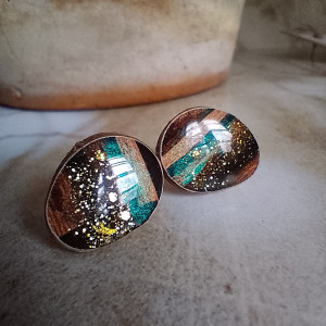 Duże kolczyki sztyfty ciemne, błyszczace. Drewno i żywica. Zapięcia ze stali chirurgicznej