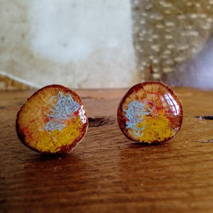 Kolczyki sztyfty 11mm z plasterków dębu i szklistej żywicy, stal chirurgiczna