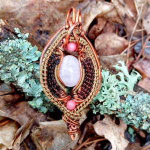 Zawieszka miedziana z różowym kwarcem i różowymi  jaspisami