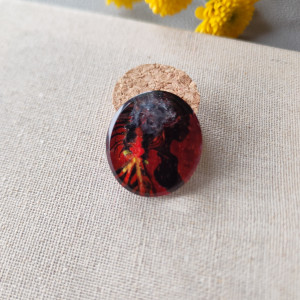 Drewniana broszka bogini Pele. Drewno i żywica epoksydowa