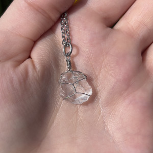 naszyjnik wahadełko KRYSZTAŁ GÓRSKI - kamień manifestacji, nowych początków, intuicji