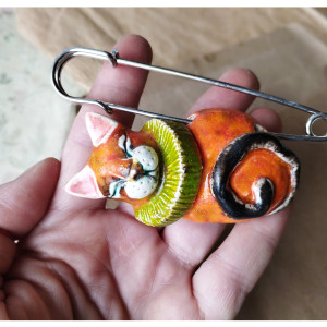 Kotek z kryzą na agrafce