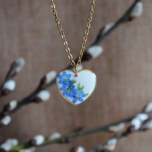 Złota zawieszka złoty wisiorek kwiat naszyjnik żywica z żywicy kwiaty serce serduszko niezapominajka niezapominajką