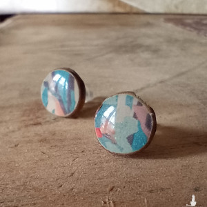 Pastelowe kolczyki sztyfty 10mm z plasterków brzozy i szklistej żywicy, stal chirurgiczna