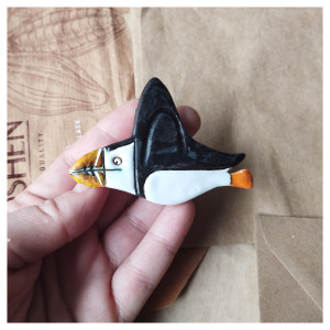 Maskonur lecący broszka