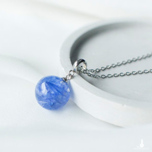 Wisiorek z płatkami bławatka