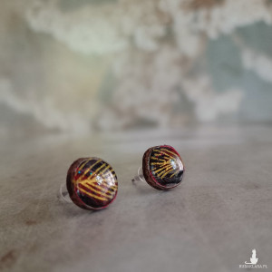 Błyszczące kolczyki sztyfty 11mm z plasterków brzozy i szklistej żywicy, stal chirurgiczna teeny tiny