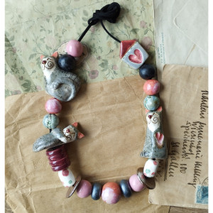 Korale z kotami szaro-burymi