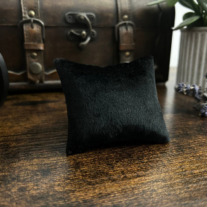 Czarne poduszki welurowe o wymiarch  11 cm x 11 cm x 4 cm ( sztuk 36)