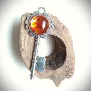 Wisior w kształcie klucza - naturalny bursztyn zatopiony w żywicy