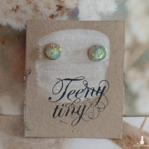 Miętowo złote kolczyki sztyfty 11mm z plasterków sosny i szklistej żywicy, stal chirurgiczna teeny tiny
