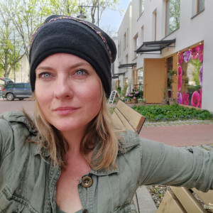 Czapka wełniana czarna z tasiemka