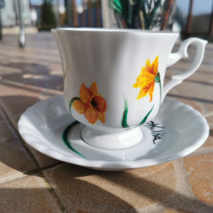 Delikatna filiżanka w żonkile