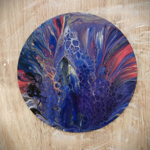 Drewniana podkładka z pięknym, abstrakcyjnym wzorem Ganymede wykonanym metodą pouringu akrylowego