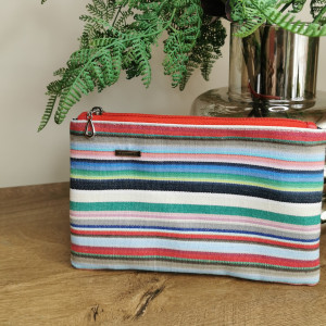 Kosmetyczka w paseczki z czerwonym zamkiem