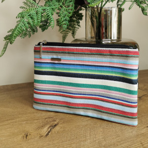 Kosmetyczka w paseczki z czarnym zamkiem