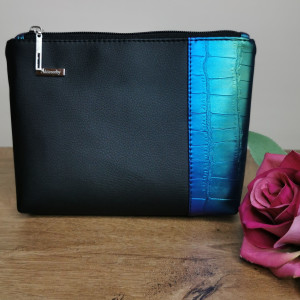 Kosmetyczka z czarnej ekoskóry ze wstawką holo