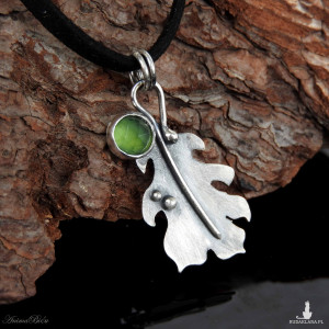 Wisiorek srebrny listek z serpentynitem na rzemyczku