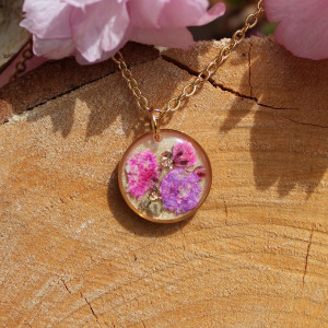 Złota zawieszka złoty wisiorek kwiat naszyjnik żywica z żywicy suszone kwiaty z kwiatami żywicy kwiaty żywica różowy kwiat gipsówka gipsówki różowa
