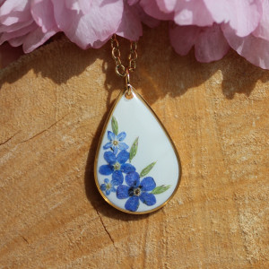 Złota zawieszka złoty wisiorek kwiat naszyjnik żywica z żywicy kwiaty niezapominajki łezka łza kropelka niezapominajkami