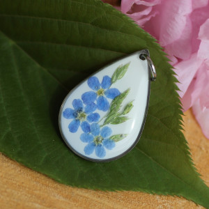 Srebrna zawieszka srebrny wisiorek kwiat naszyjnik żywica z żywicy kwiaty łezka łza niezapominajki z niezapominajkami niezapominajką
