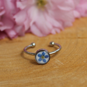 Srebrny pierścionek regulowany kwiaty z kwiatami kwiatem niezapominajki niezapominajkami niezapominajką suszone kwiaty żywica