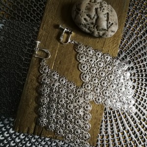 ażurowe lekkie długie klipsy z blaszką