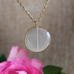 Złota zawieszka złoty wisiorek naszyjnik żywica z żywicy kwiaty z kwiatami  retro naturalna dziewczęca kobieca listek liść