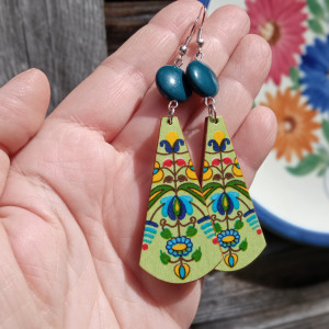 Zielone miętowe wiosenne kolczyki łezki w niebieskie i żółte kwiaty, styl boho meksykański, biżuteria folk etno, kolczyki w stylu Fridy, wiszące długie lekkie drewniane