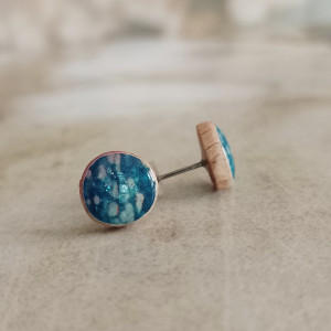 Niebieskie kolczyki sztyfty 10mm z plasterków sosny i szklistej żywicy teeny tiny stal chirurgiczna teeny tiny