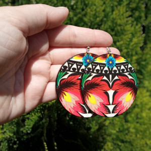 Folkowe kolczyki z czerwonymi ludowymi kwiatami, biżuteria etno boho hippie festiwalowe, kolorowe duże lekkie drewniane kolczyki