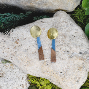 Eleganckie drewniane kolczyki z żywicą #328