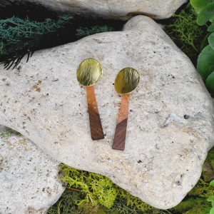 Eleganckie drewniane kolczyki z żywicą #329