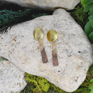 Eleganckie drewniane kolczyki z żywicą #330