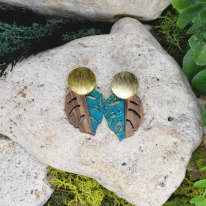 Eleganckie drewniane kolczyki z żywicą / monstera #331