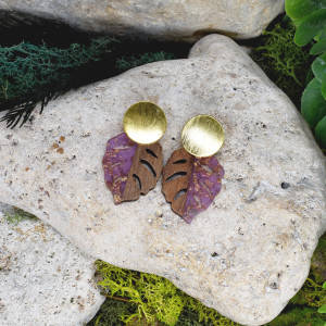 Eleganckie drewniane kolczyki z żywicą / monstera #332